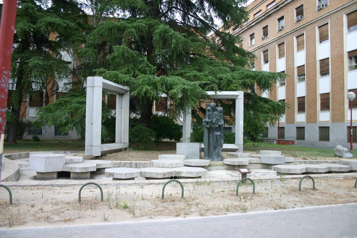 Gregorio Maranon's monument, Facultad de Medicina, Universidad Complutense, Madrid - 01.JPG